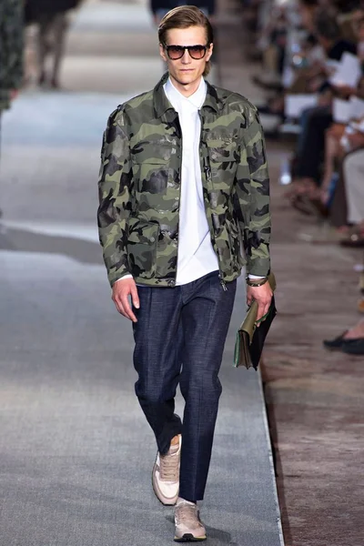 Look 25